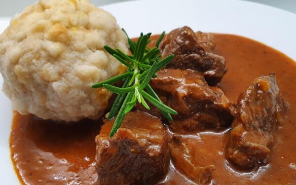 Mėsininkai šią dalį slėpė: į parduotuves grįžo mėsa, kuri yra geriausia guliašui