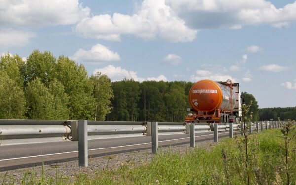 Pamatėte degalinėje cisterną? Ekspertai įspėja, kodėl ten piltis degalų yra didžiulė klaida