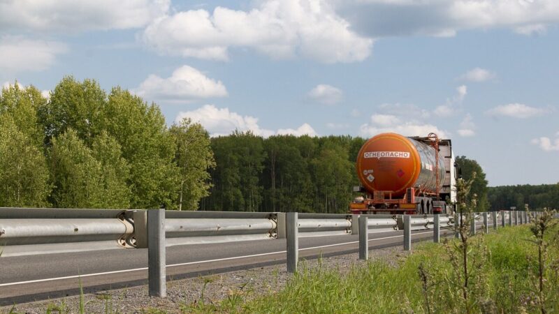 Pamatėte degalinėje cisterną? Ekspertai įspėja, kodėl ten piltis degalų yra didžiulė klaida