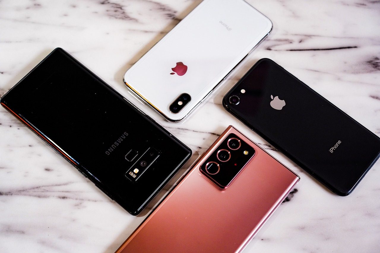 „Apple“ ir „Samsung“ karas rimsta: „Galaxy S26“ netrukus galės siųsti failus per „AirDrop“