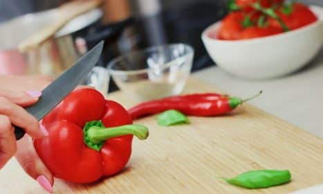 bell pepper, slicing, culinary, capsicum, red bell pepper, red pepper, pepper, sweet pepper, cutting, ingredients, food, vegetables, cutting board, kitchen, food preparation, pepper, kitchen, kitchen, kitchen, kitchen, kitchen