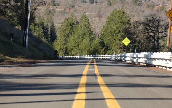 Daugelis vairuotojų to nežino: ar galima lenkti ties dviguba ištisinė linija?