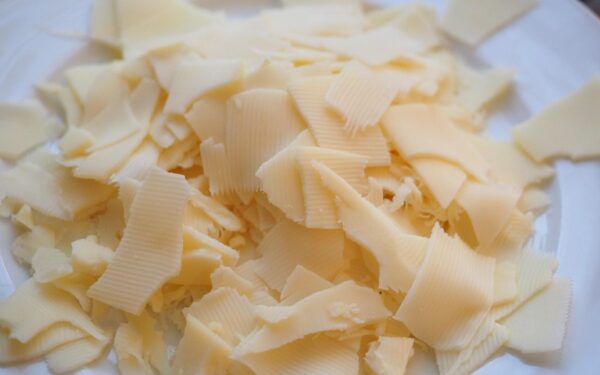 Lydytas sūrelis nebebus lipni masė: triukas, kaip jį sutarkuoti per kelias sekundes