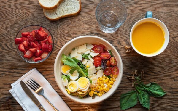 Velykos be papildomų kilogramų: štai 3 lengvos salotos, kurias šiemet gamins visi