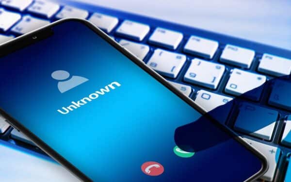 Sukčiai prisistatė policininkais, bankininkais ir teisininkais: gyventojai vėl skaičuoja penkiaženkles sumas