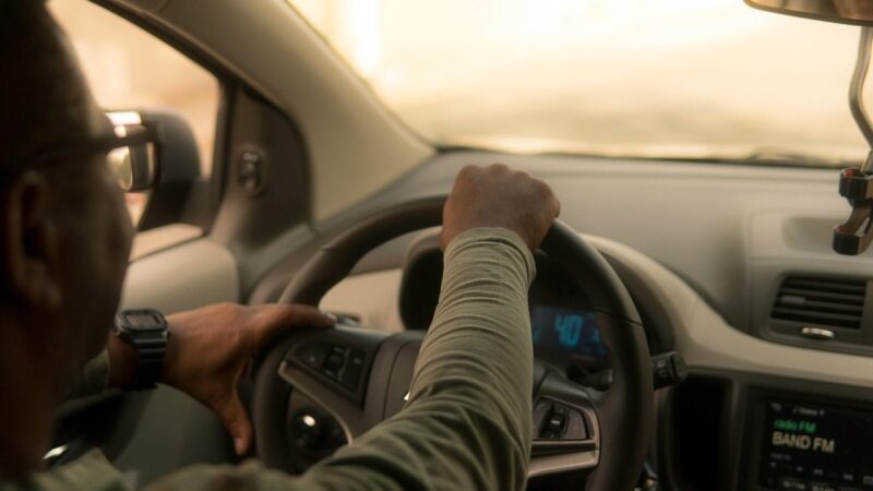 Milijardinis sandoris sudrebino rinką: „Uber“ investuoja į „Rivian“, o gamintojo akcijos šovė į viršų