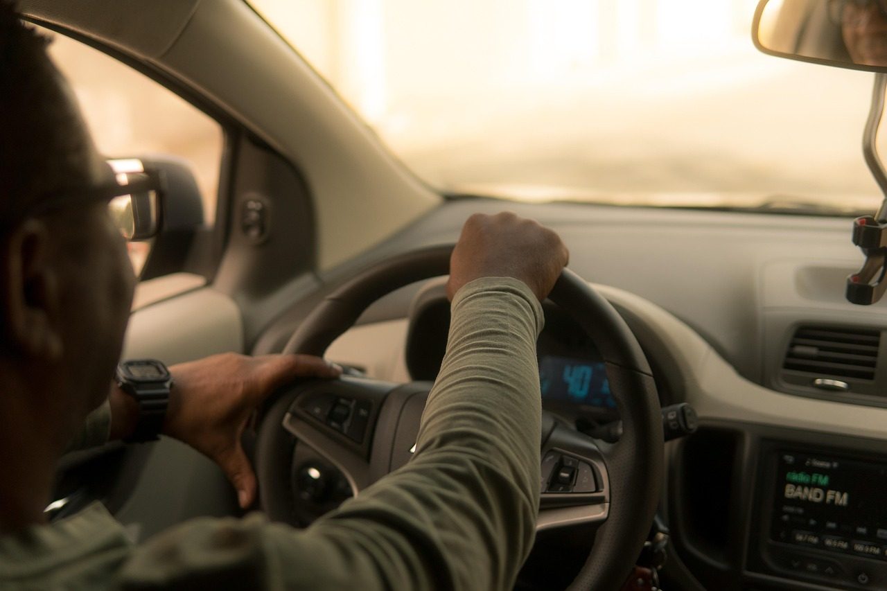 Milijardinis sandoris sudrebino rinką: „Uber“ investuoja į „Rivian“, o gamintojo akcijos šovė į viršų
