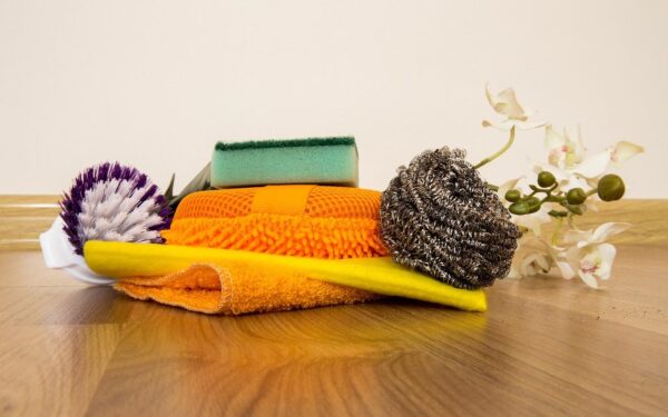 Prancūziška gudrybė: 11 netikėtų būdų, kaip pigus metalinis šveistukas pakeis brangius virtuvės įrankius