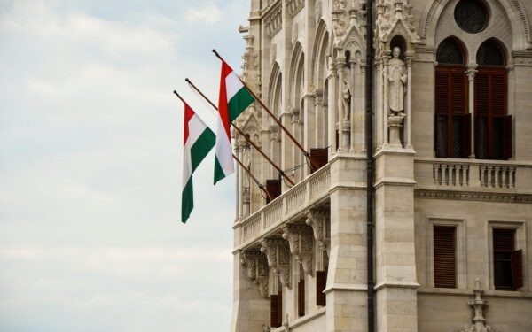 Konfliktas tarp Ukrainos ir Vengrijos tęsiasi: grąžinti inkasatorių automobiliai, bet ne pinigai ir auksas