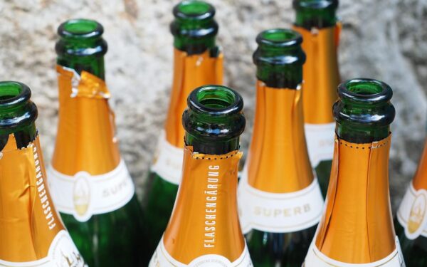 Ar šlapias rankšluostis vėsina butelį? Fizika atskleidžia, ar verta taip daryti