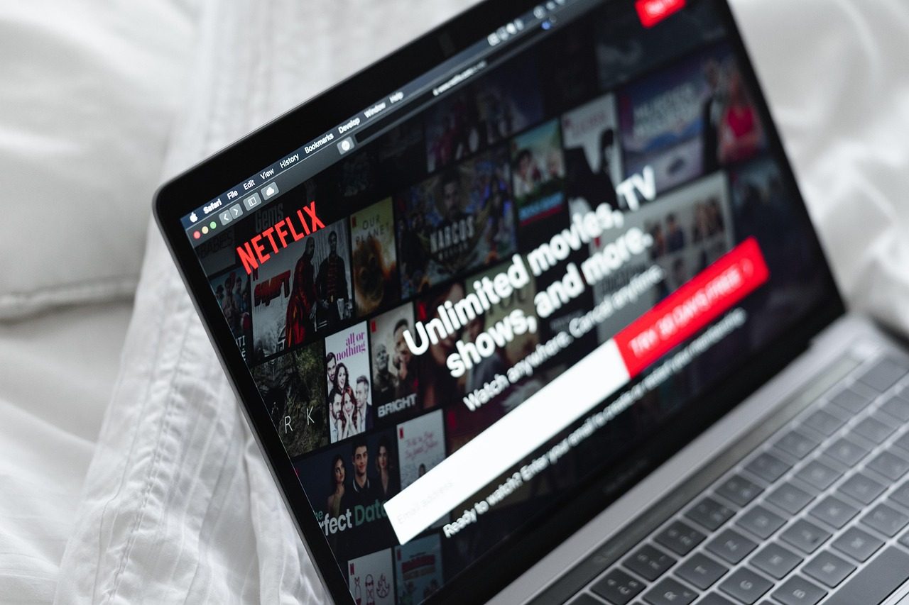 Brangiausia „ne“ istorijoje: kodėl „Warner Bros.“ pasirinko ne „Netflix“ milijardus?