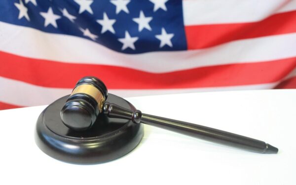 Epsteino aukų tapatybės pasklido internete: keliama byla JAV vyriausybei