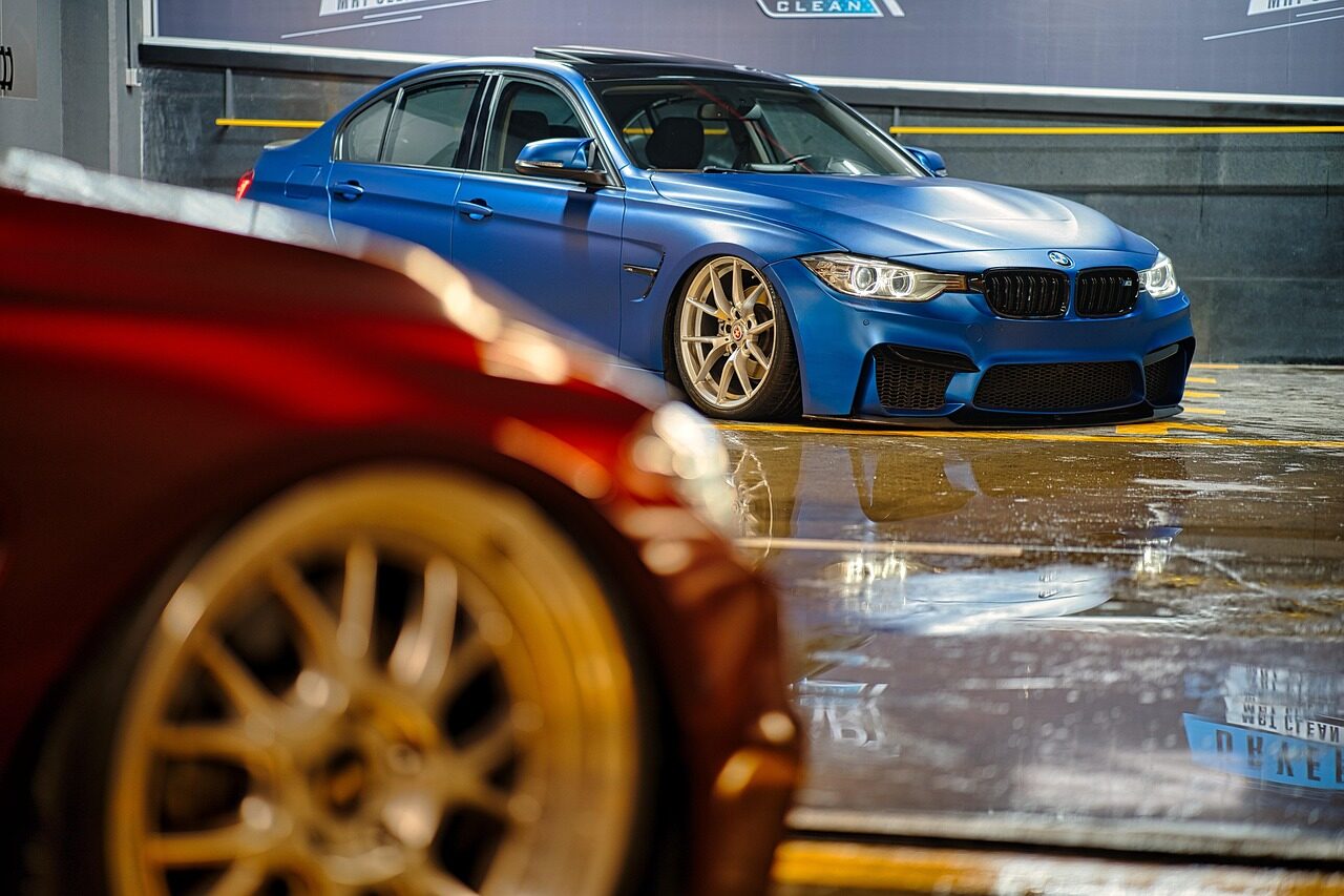 Netikėtas ėjimas sportinių EV rinkoje: BMW ruošia stulbinančią naujieną, pakeisiančią galios standartus