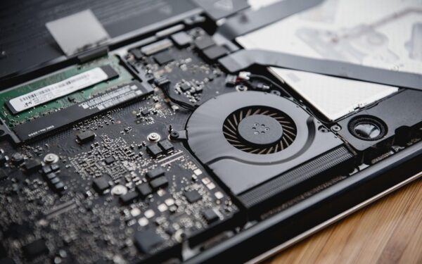 Kodėl lustų vis dar trūksta? „Samsung“ ir „Micron“ įvardijo, kada baigsis šis deficitas