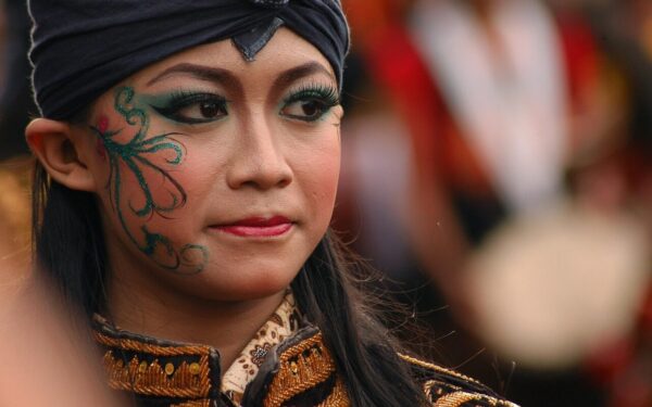 Žiauri realybė Ačehe: pora viešai nuplakta už nesantuokinius santykius ir alkoholio vartojimą