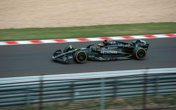 Žiūrovų laukia neregėtas reginys: „Apple“ ir „Netflix“ stoja į kovą dėl F-1: