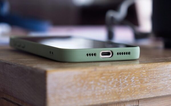 Šnypštimas įkrovimo metu: naujų „iPhone 17“ savininkų problema, kurios negalima ignoruoti