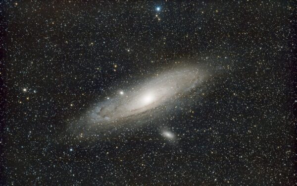 Netolima galaktika stebina astronomus: juodoji bedugnė „išsiurbė“ medžiagą žvaigždžių gimimui ir nutraukė žvaigždėdarą