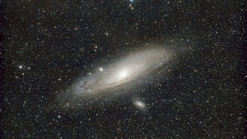 Netolima galaktika stebina astronomus: juodoji bedugnė „išsiurbė“ medžiagą žvaigždžių gimimui ir nutraukė žvaigždėdarą