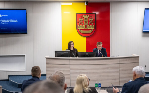 Premjerės Ingos Ruginienės vizitas Klaipėdoje: kas slepiasi už pažadų dėl kelių ir miesto ateities?