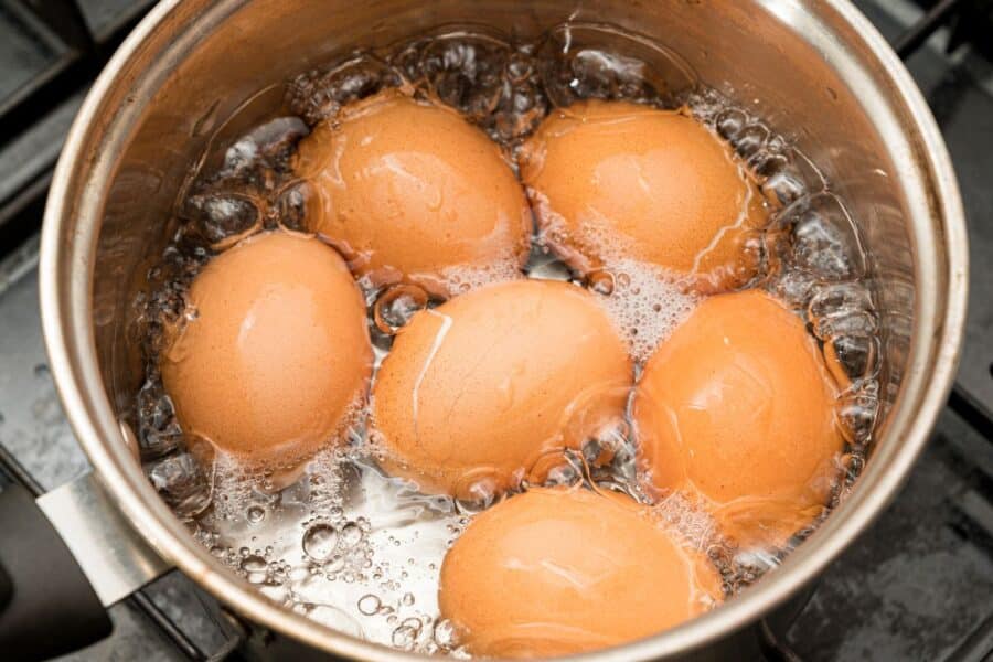 Šią klaidą verdant kiaušinius daro beveik visi: kulinarai atskleidė, kodėl gadinate skonį