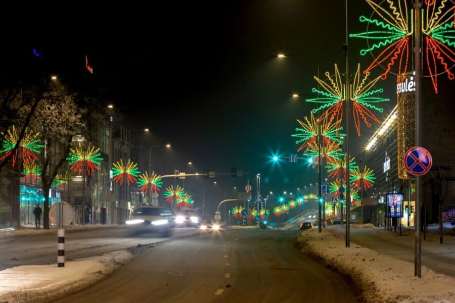 Saulės miestas žengė toliau: moderni apšvietimo sistema stebina galimybėmis