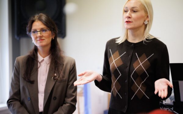 Skurdo šešėlyje gyvenantys jonaviečiai surengė netikėtą šventę Nakvynės namuose – pamatykite, kas vyko