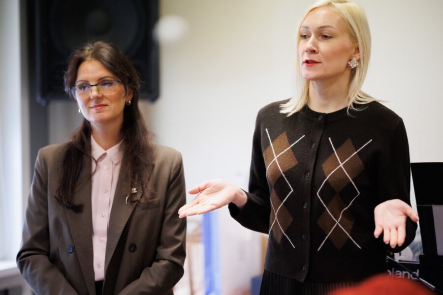 Skurdo šešėlyje gyvenantys jonaviečiai surengė netikėtą šventę Nakvynės namuose – pamatykite, kas vyko