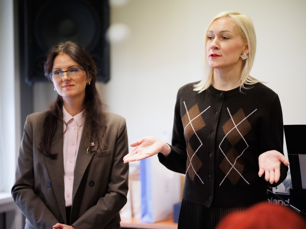 Skurdo šešėlyje gyvenantys jonaviečiai surengė netikėtą šventę Nakvynės namuose – pamatykite, kas vyko