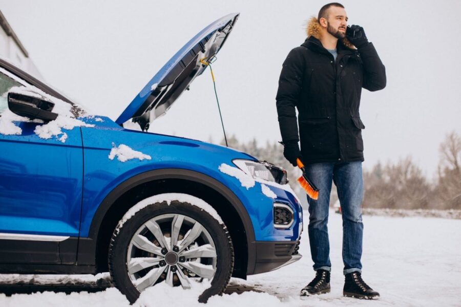 Automobilis neužsiveda? Šie triukai padės užvesti automobilį šalčius