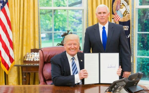 Audra Vašingtone: Trumpas stoja į kovą dėl teisės įvesti muitus – sprendimas jau čia pat