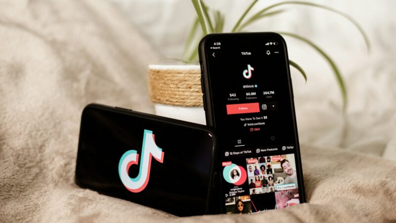 „TikTok” skandalas: dirbtinis intelektas savavališkai pakeitė ir seksualizavo kūrėjų reklamas