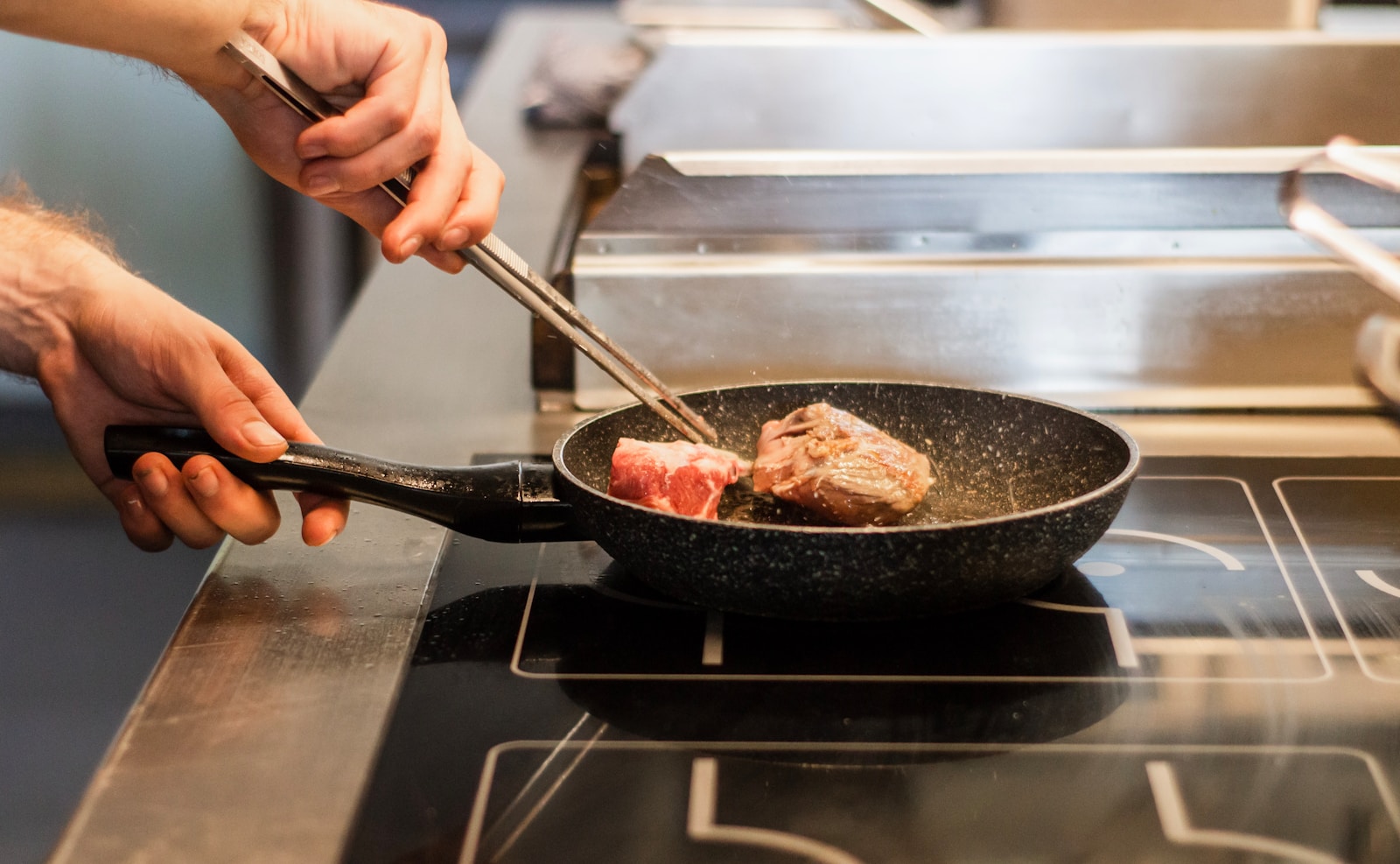 Nebevalykite keptuvės peiliu: du paprasti ingredientai svilėsius nuims kone akimirksniu
