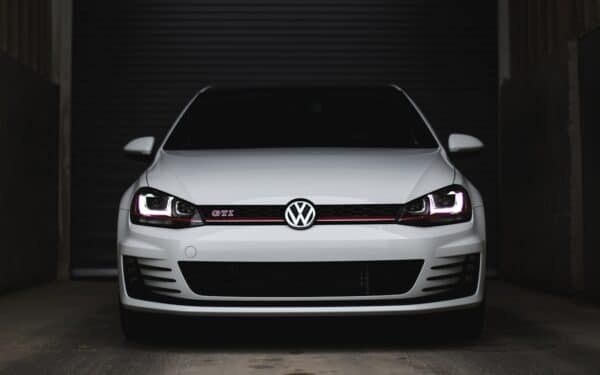 „Volkswagen“ nepraranda savo vietos lyderio Europoje: kaip pakeitė automobilių rinką 2025 m.