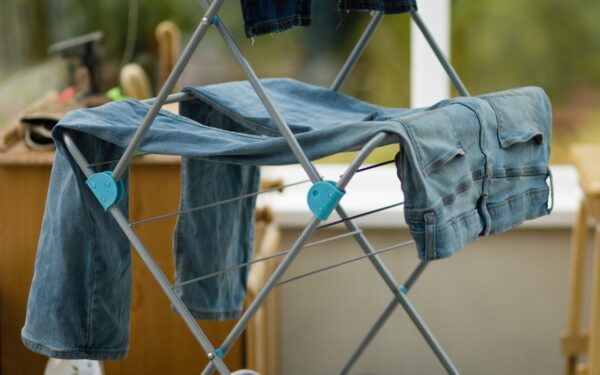 Mėgstami džinsai nebebluks: sužinokite, kokią klaidą darote skalbdami