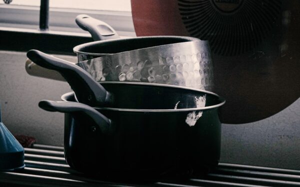 Pridegę puodai vėl blizgės: 3 ingredientų naminė pasta ištirpdys senus riebalus