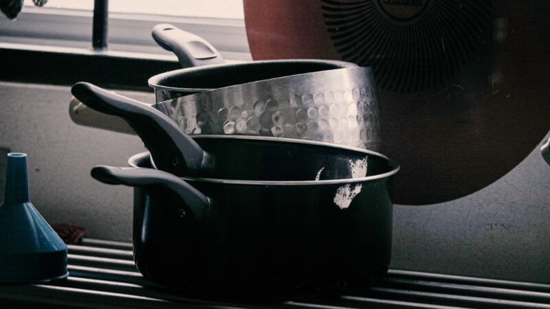 Pridegę puodai vėl blizgės: 3 ingredientų naminė pasta ištirpdys senus riebalus
