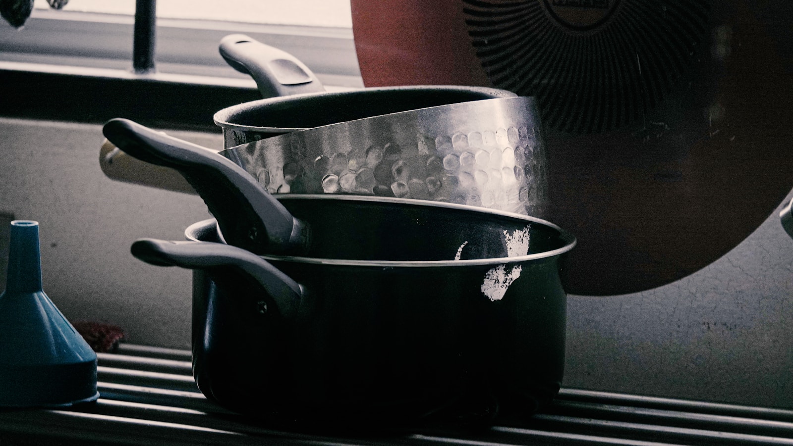 Pridegę puodai vėl blizgės: 3 ingredientų naminė pasta ištirpdys senus riebalus