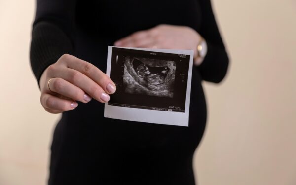 Pavojus tyko dar iki gimimo: tyrimas aptiko dešimtis cheminių medžiagų dar negimusių kūdikių organizme