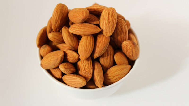 Klastingi nuodai lėkštėje: sužinokite, kokių kasdienių produktų dalių griežtai negalima valgyti