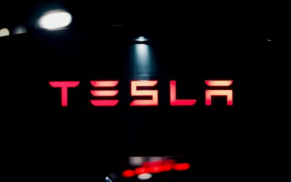 „Tesla“ priversta nusileisti: šis populiarus pavadinimas rinkodaroje pirkėjams buvo melas