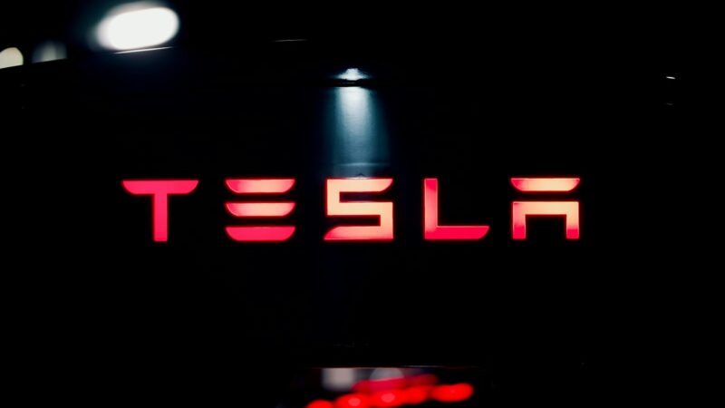 „Tesla“ priversta nusileisti: šis populiarus pavadinimas rinkodaroje pirkėjams buvo melas
