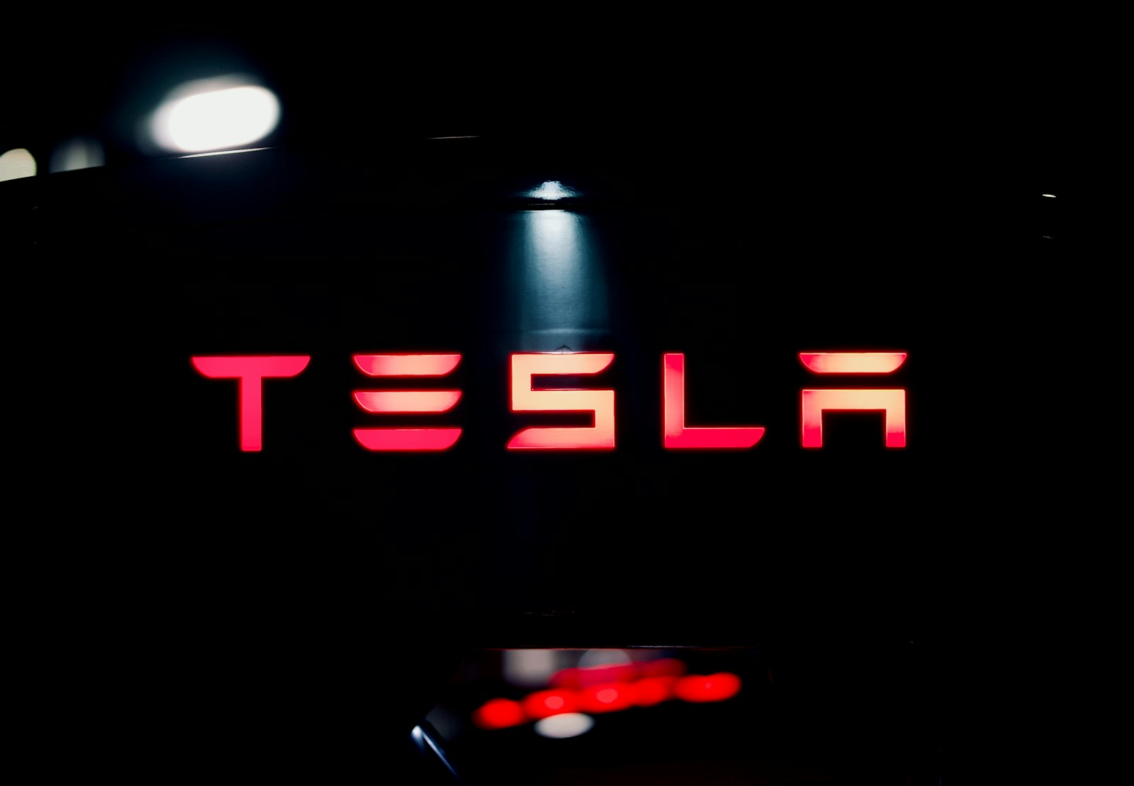 „Tesla“ priversta nusileisti: šis populiarus pavadinimas rinkodaroje pirkėjams buvo melas