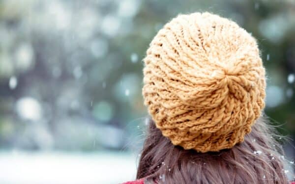 Kirpėjai perspėja: ši dažna žiemos klaida negrįžtamai gadina plaukus