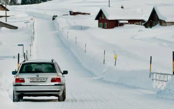 Vairavimo instruktorius atskleidė lemtingą klaidą: ši įsibėgėjimo klaida žiemą kainuoja tūkstančius