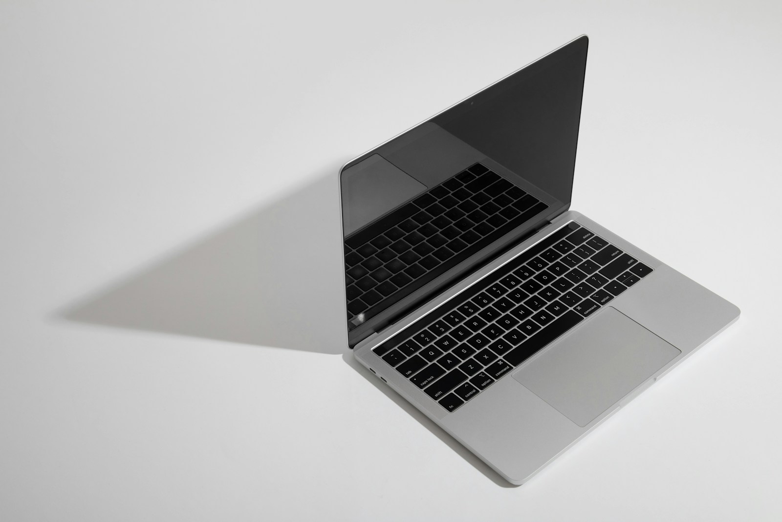 „Apple” ruošia pokyčius: kada įdiegs OLED ekranus į „MacBook Air” bei „iPad mini” modelius?