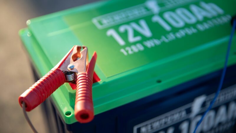 Sunkiai vedasi automobilis? Sužinokite, kaip tinkamas krovimas išgelbės jūsų akumuliatorių