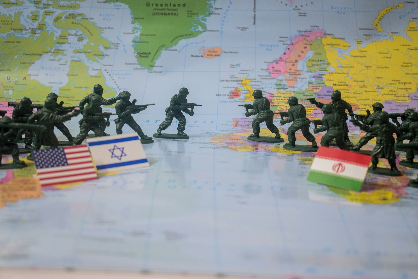JAV skubiai evakuoja dalį diplomatų iš Saudo Arabijos: įspėja apie didėjančią grėsmę ir raketų atakas