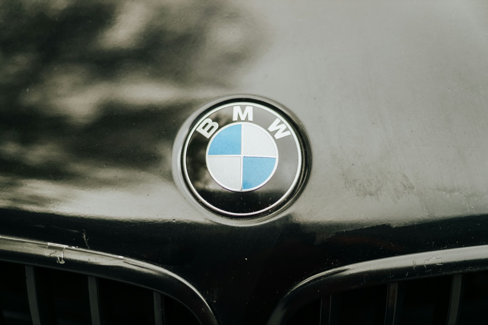 Vilniuje jaunas BMW vairuotojas partrenkė senolį, vyriškis atsidūrė ligoninėje