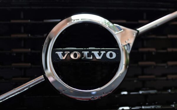 „Volvo“ istorinė nesėkmė: sužinokite, kodėl garsaus gamintojo akcijos krito į bedugnę
